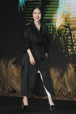 [패션엔 포토] 이정현, 우아한 봄날의 외출! 클래식한 블랙 트렌치 코트 시사회룩!