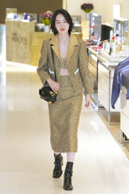 [패션엔 포토] 원지안, ‘오겜2’ 캐스팅 그녀! MZ 느낌 복근 드러낸 황금빛 슈트룩