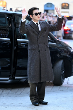 지창욱, 프랑스 파리가 들썩! 쏟아지는 관심 환호성 터진 테일러드 코트룩
