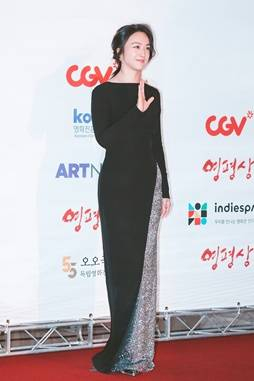 [패션엔 포토] 탕웨이, 여우주연상 수상! 아름다운 백리스 드레스룩