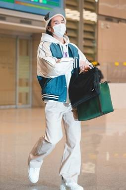 [패션엔 포토] BTS 슈가, 항공점퍼 깔별로 입었네! 갈때는 브라운 올때는 블루