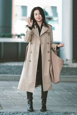 [패션엔 포토] 박하선, 봄바람 부는 출근길...걸치기만 해도 멋진 트렌치 코트룩