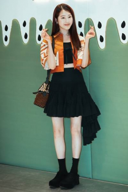 [패션엔 포토] ‘장원영 친언니’ 장다아, 스페인 여름 꽃미모! 크롭 재킷 나들이룩