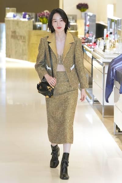 [패션엔 포토] 원지안, ‘오겜2’ 캐스팅 그녀! MZ 느낌 복근 드러낸 황금빛 슈트룩